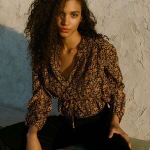 Doen Layne Top in Neutre Jardin De Papillons